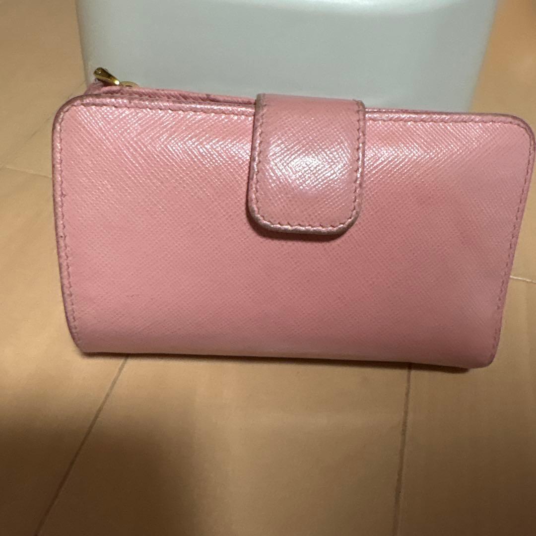 PRADA ピンク 二つ折り財布 サフィアーノレザー - メルカリ