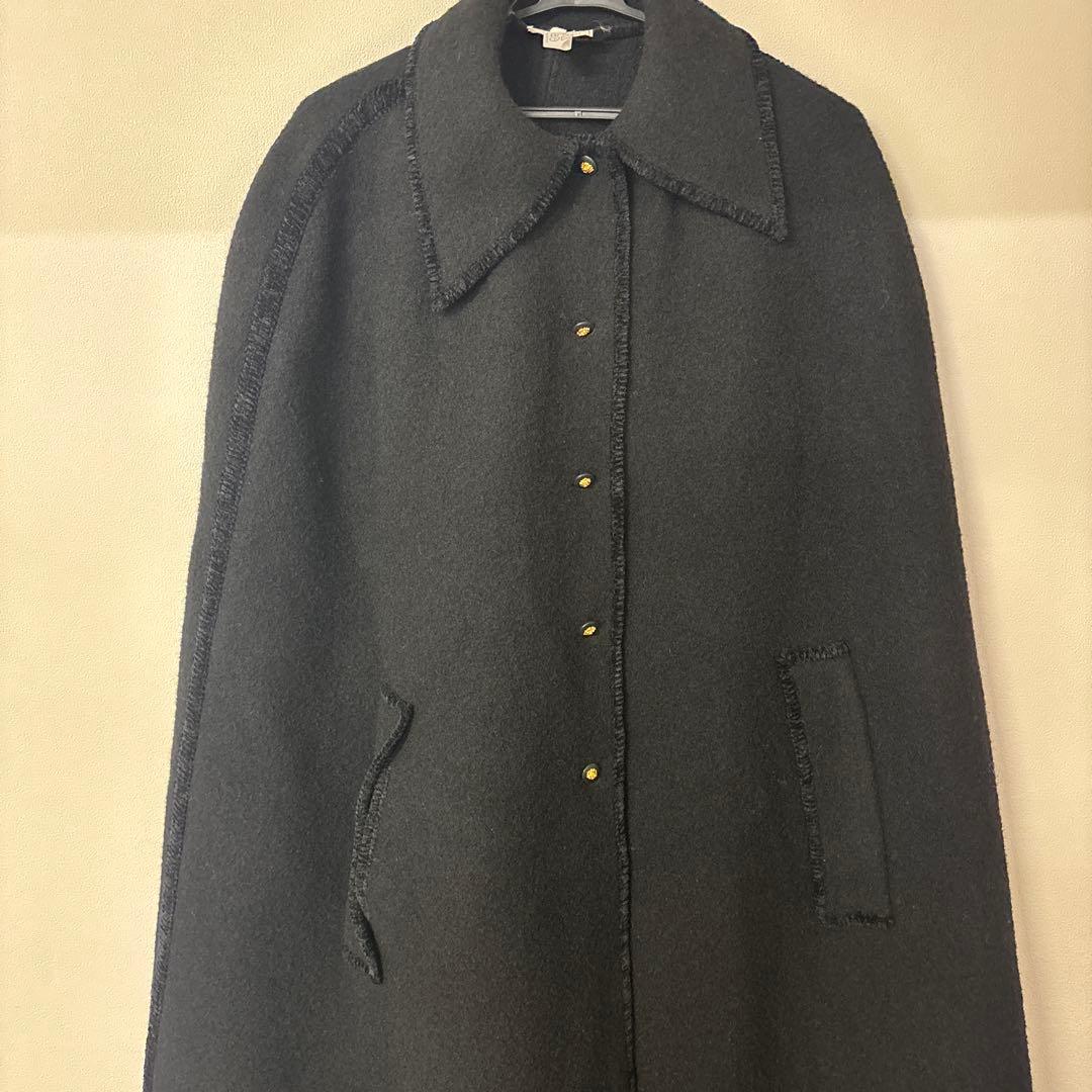 黒いボタン付きケープコート CHANEL CREATHONS