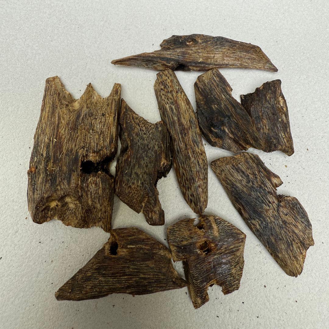 R001 天然沈香木詰め合わせ　20.3g