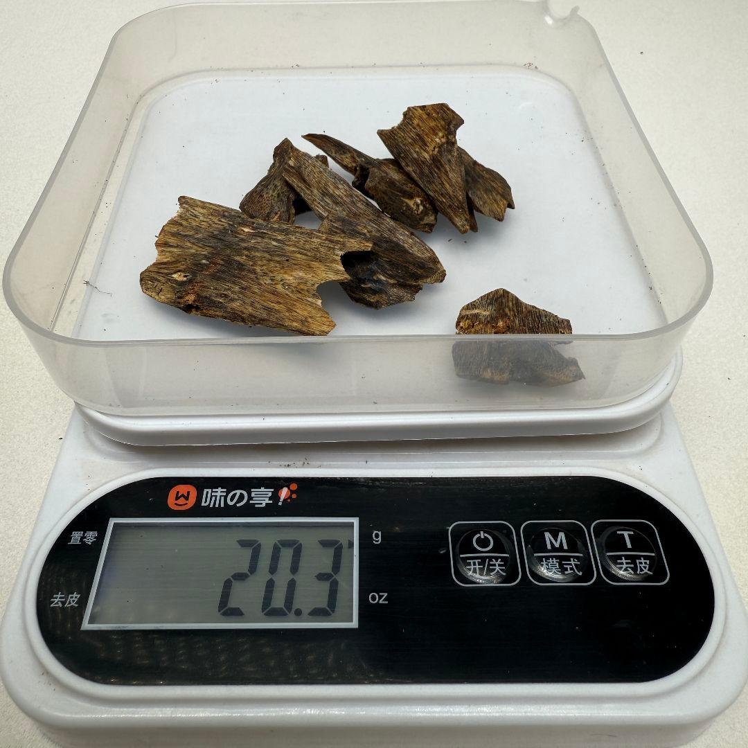 R001 天然沈香木詰め合わせ　20.3g
