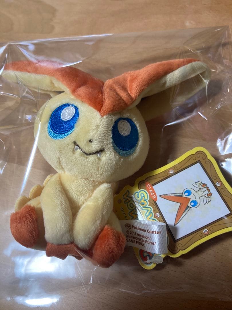 希少品！ビクティニ ぬいぐるみ 2012 ポケモンキャンバス タグ付き