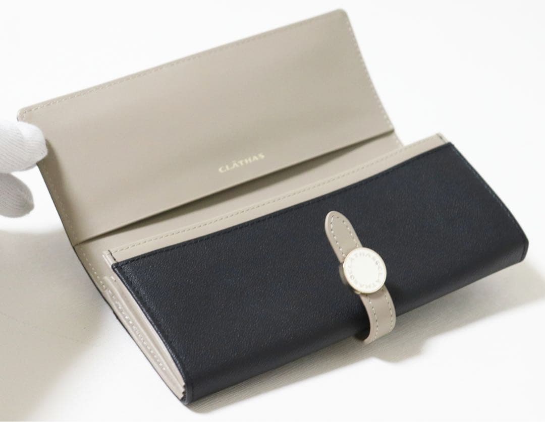 《クレイサス》新品 ポケット多数 大きなカメリア 型押しレザー かぶせ式長財布
