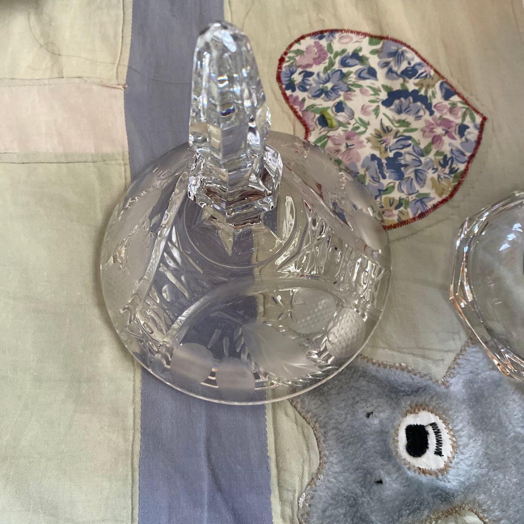 バイエルン、ベイヤー - 半透明のクリスタルに、花や蝶の美しいカット花瓶