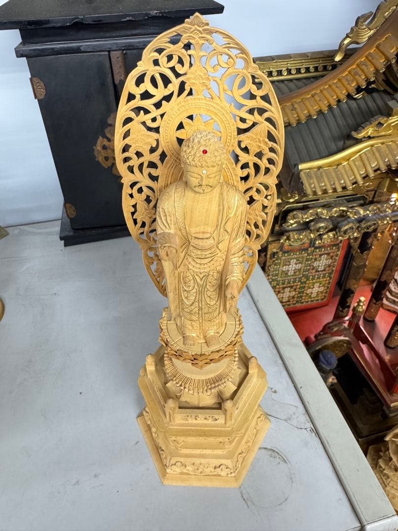 観音様 一刀彫 精巧な彫刻如意持て観音様 宝石の木（緑檀）彫刻