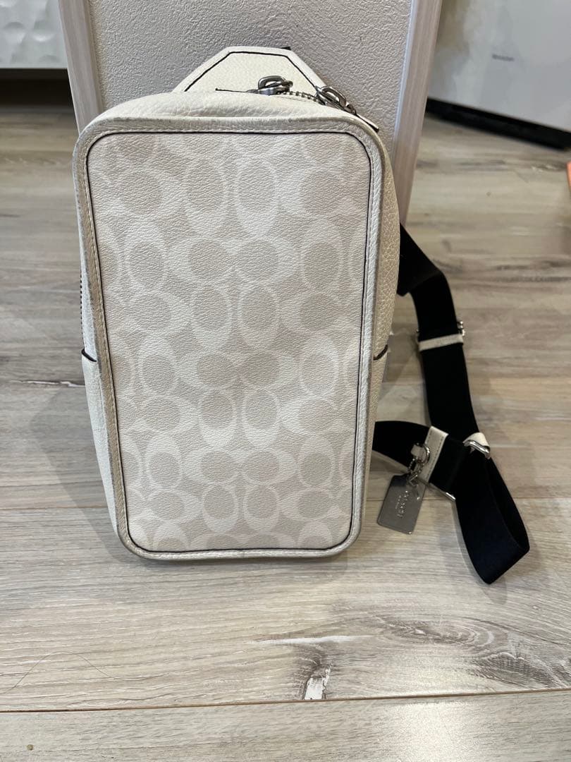 希少　 Coach ボディバッグ ホワイト ロゴ 中古・古着通販】COACH (コーチ) 馬車ロゴクロスボディバッグ ホワイト