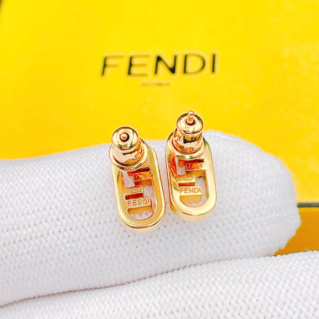 ◇フェンディ◇ オーロック ピアス ゴールド ラインストーン 2.6g