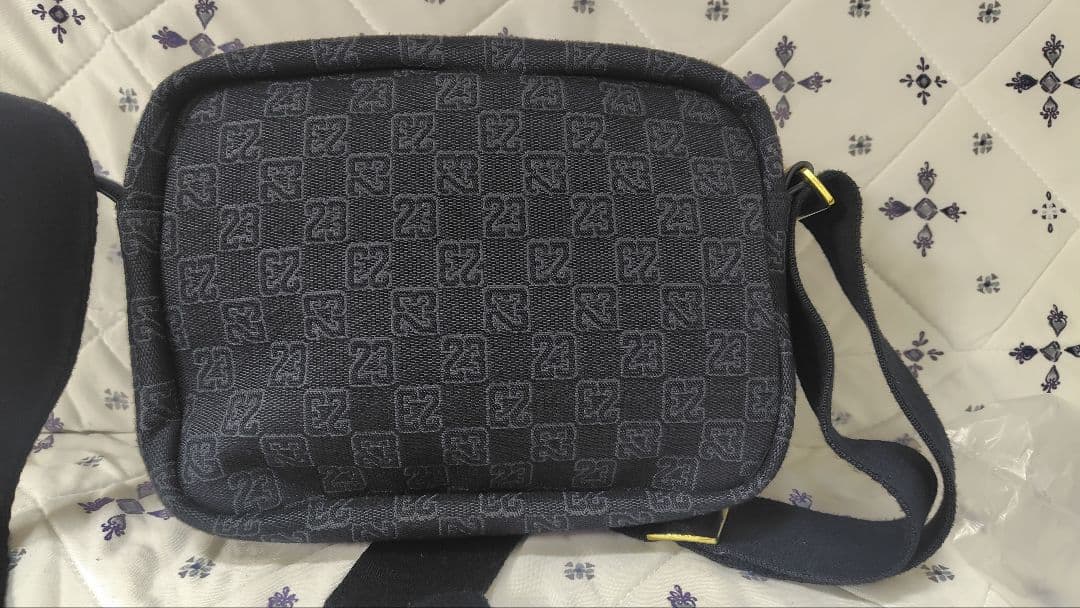 ugosさん専用】Jordan ショルダーバッグ ブラック×ゴールド 23 - メルカリ