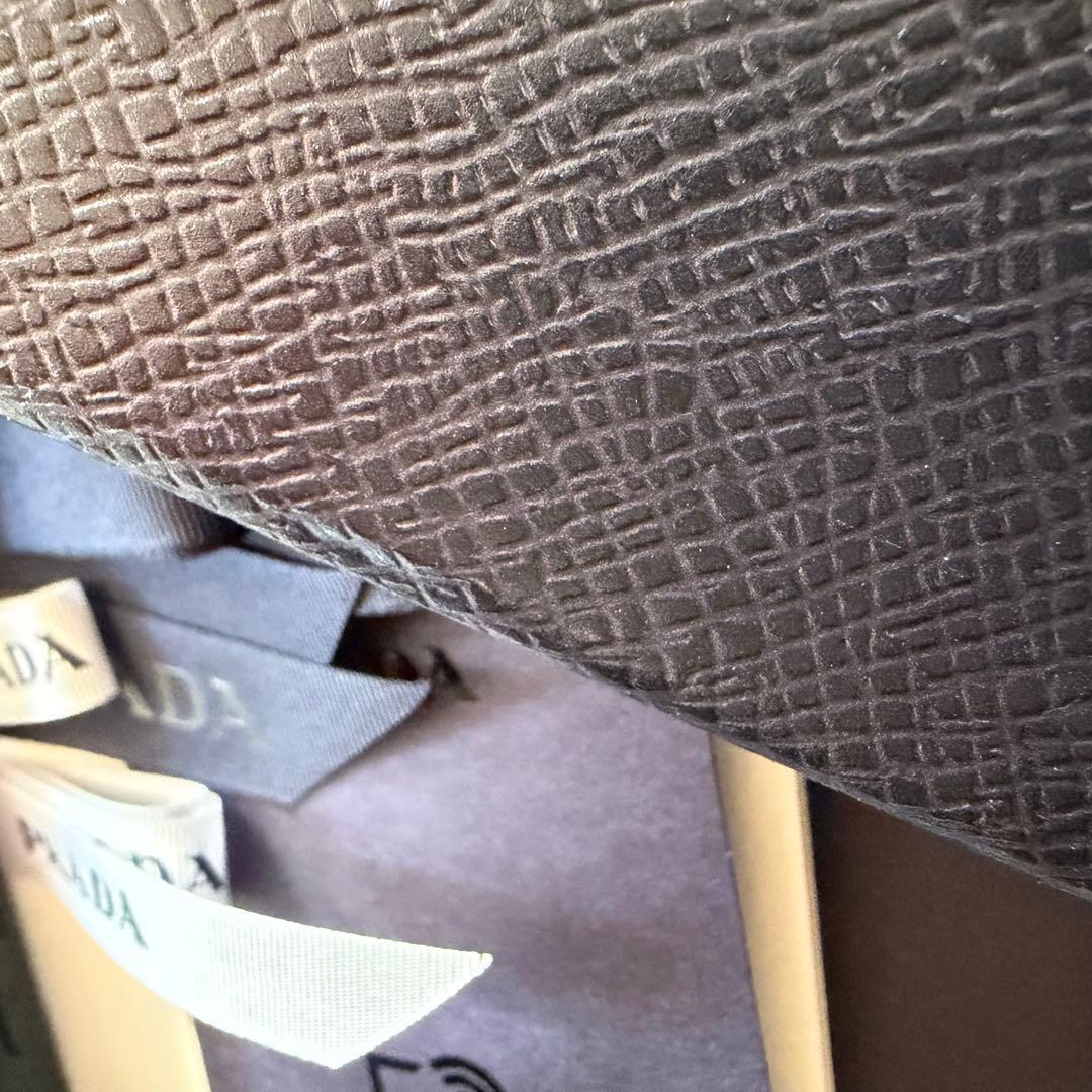 AYA様専用】PRADA サフィアーノトライアングル iPhone13pro - メルカリ