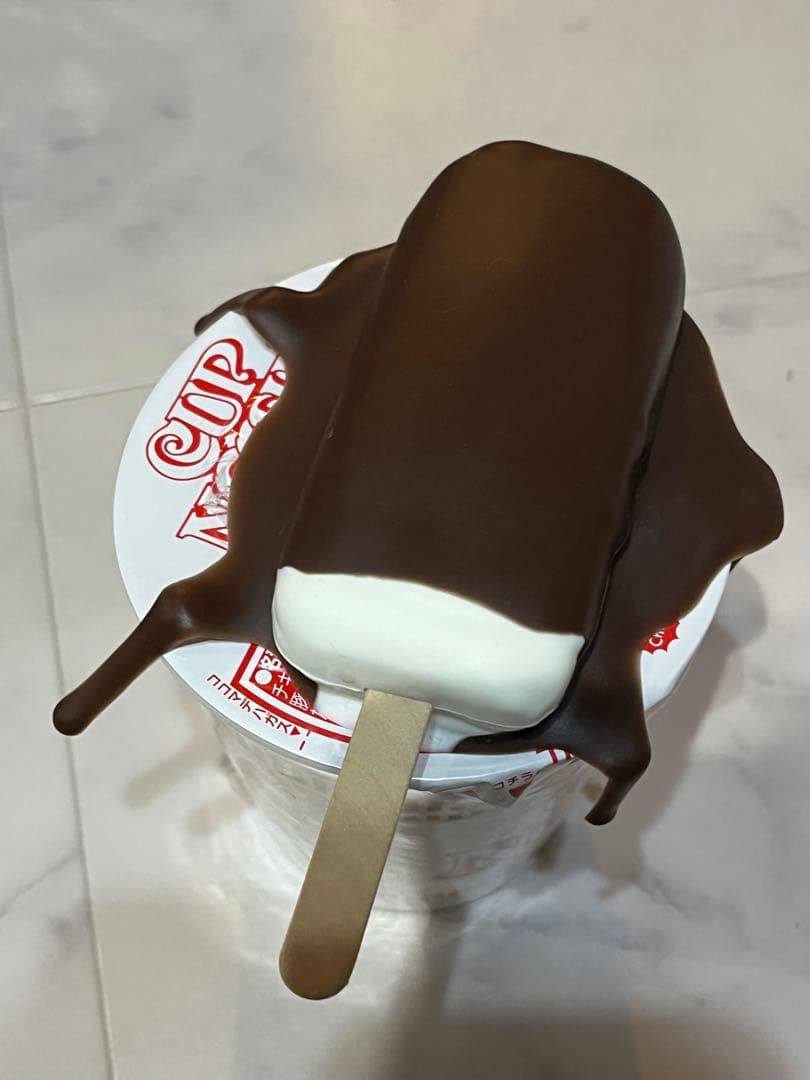 日清 カップヌードル『溶けたアイスのフタどめフィギュア』ヌードル