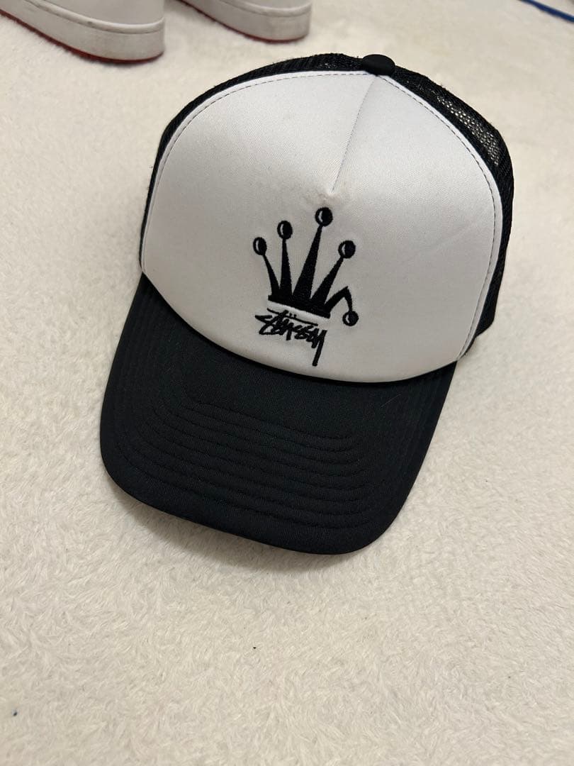 Stussy トラッカーキャップ ホワイト/ブラック - メルカリ