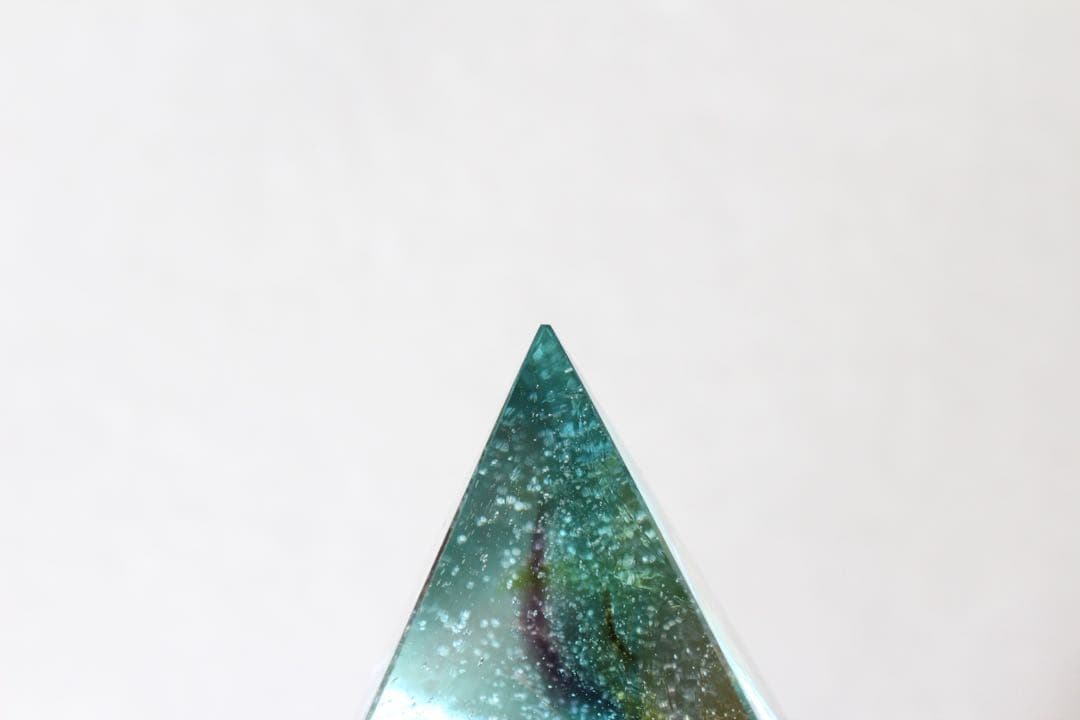 シエラネバダ産アンダラクリスタル ピラミッド マルチカラー ブルー系