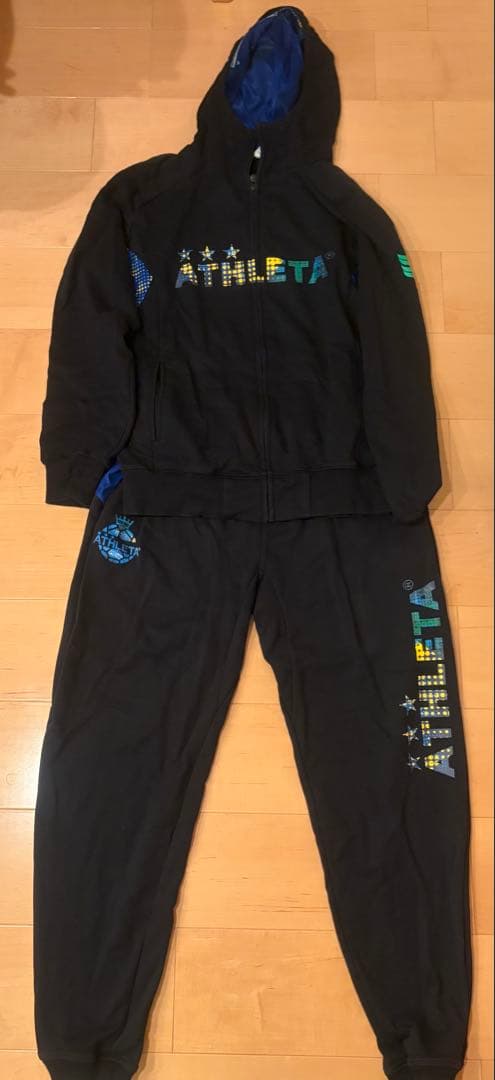 ATHLETA フード付きスウェット黒/青 ご覧いただきありがとうございます