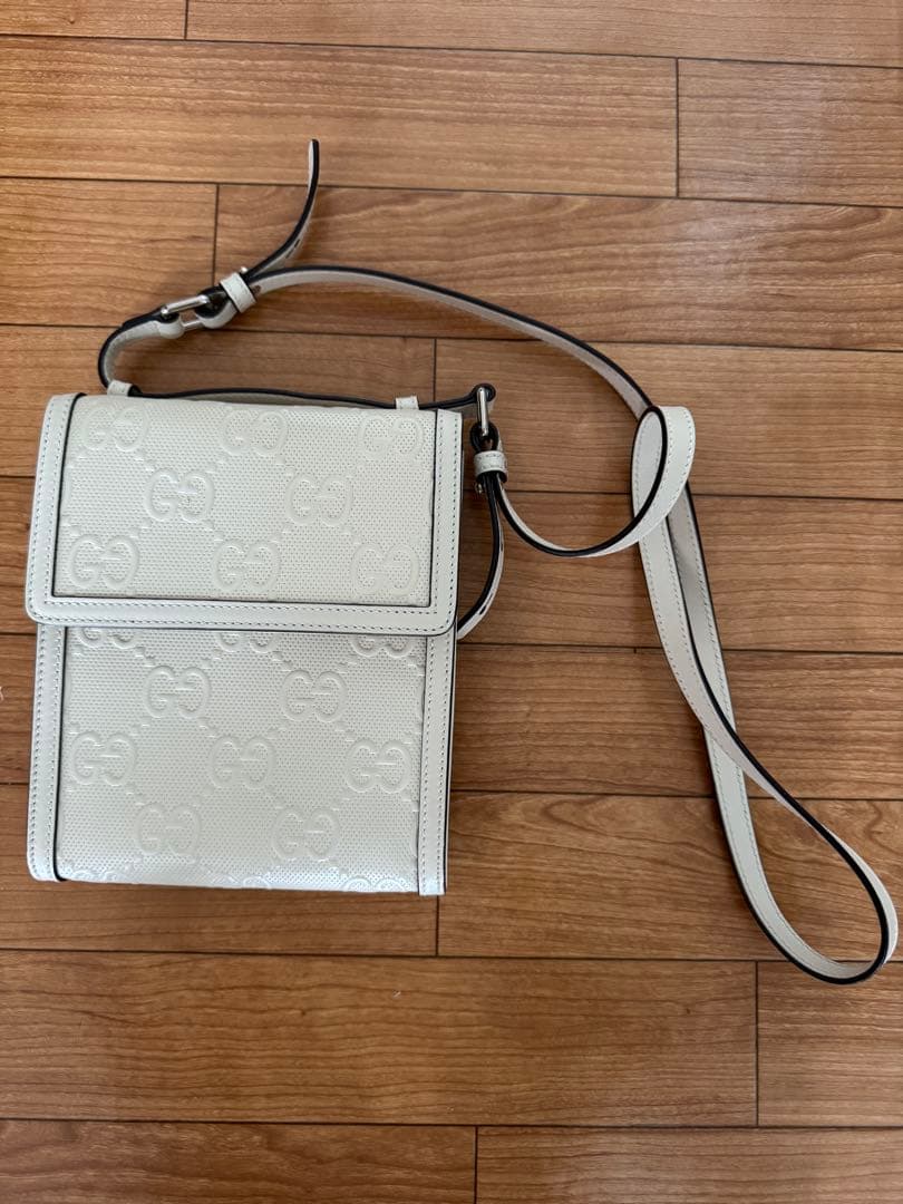 GUCCI ショルダーバッグ GGエンボス レザー メッセンジャー GUCCI（グッチ） ショルダーバッグ GGエンボス メッセンジャーバッグ