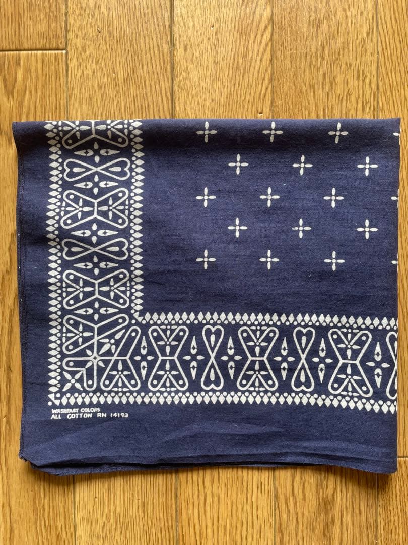 希少　ヴィンテージ　バンダナ　　クロス柄　　ネイビー　黒　USA製　断捨離 70's WASHFAST COLORS 黒 ブラック クロス柄 ヴィンテージ バンダナ