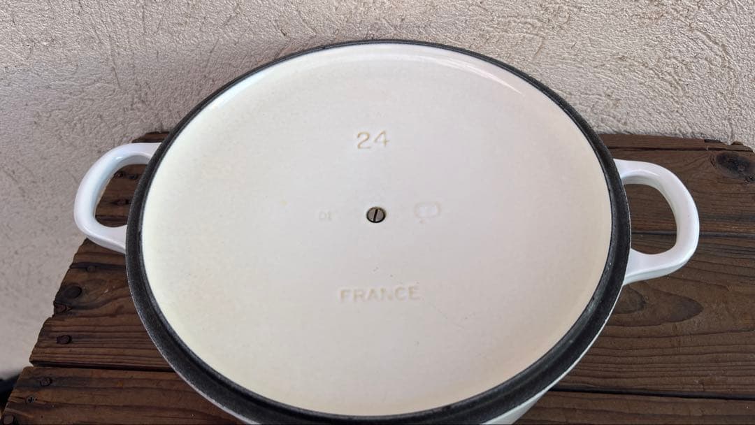 LE CREUSET 両手鍋 24センチ鍋 人気カラーデューン - メルカリ