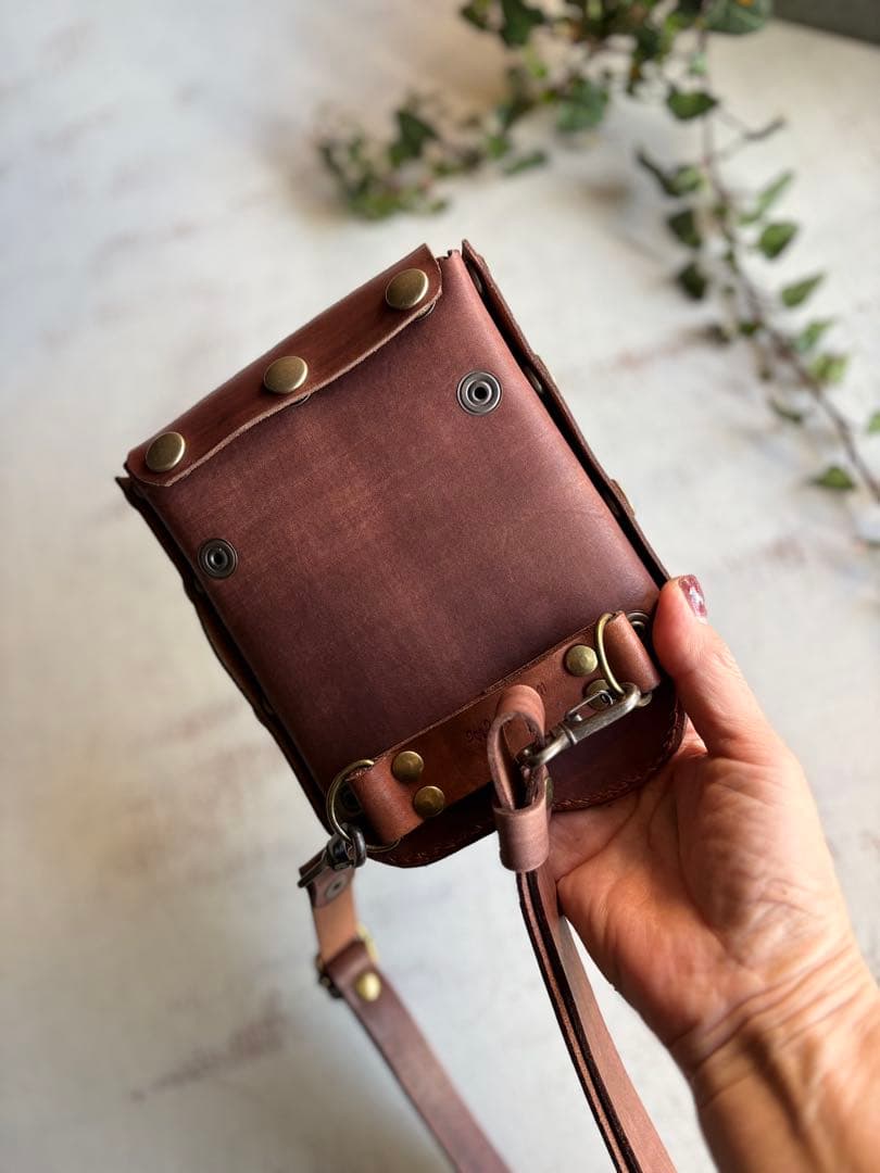 手染めキャメルブラウンのメッシュワークタイプの大容量シザーケース