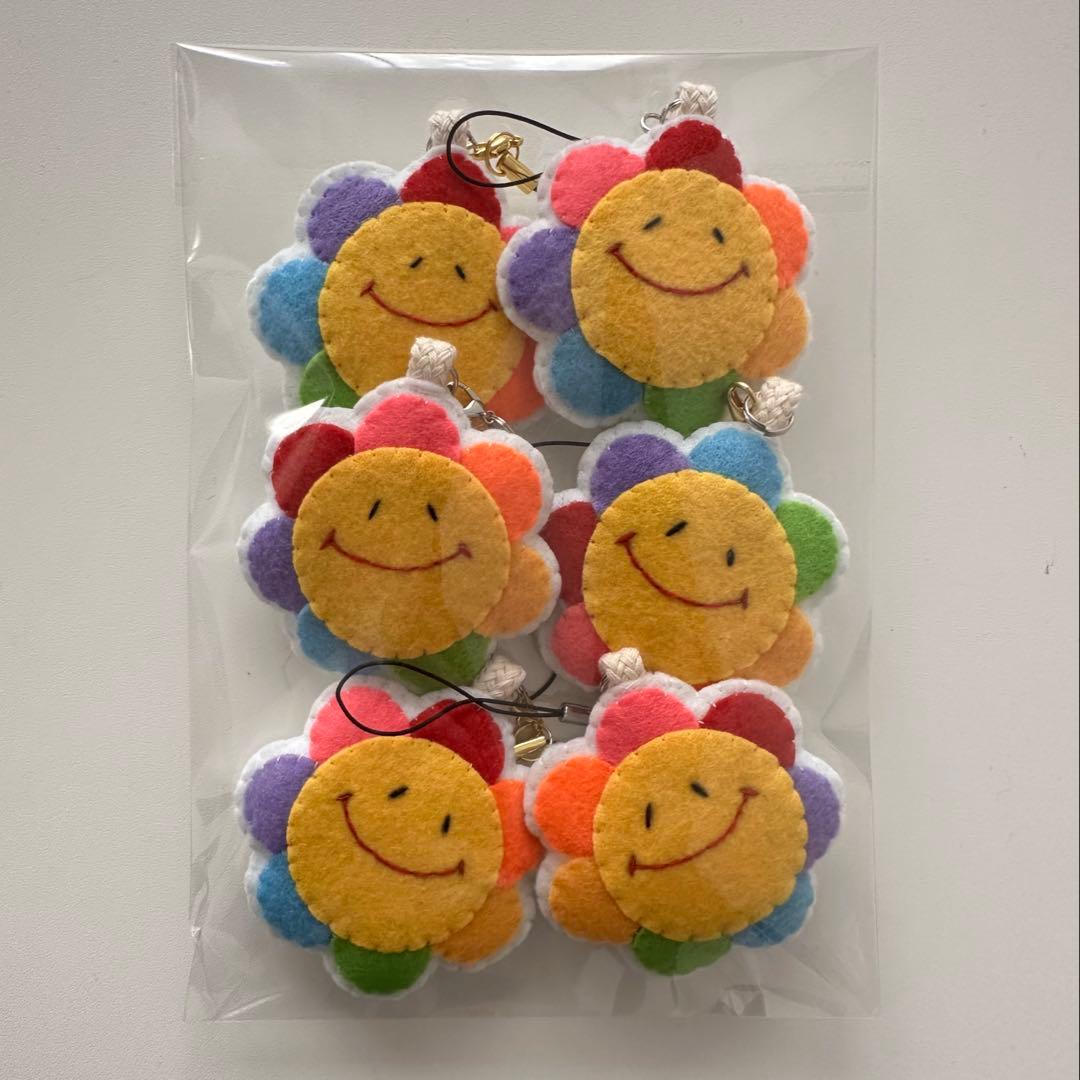 カラフルスマイルフラワー フェルト お守り - メルカリ