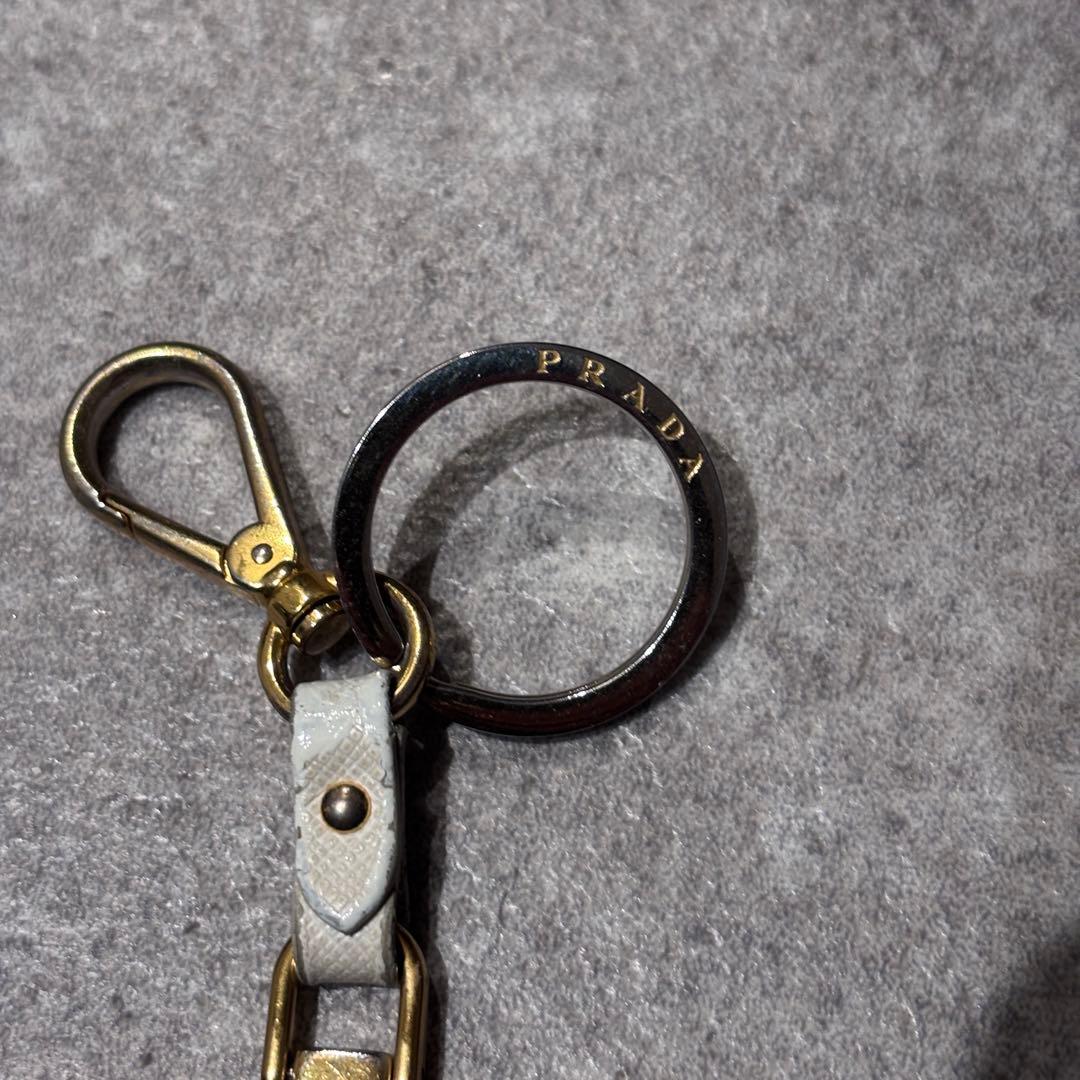 PRADA サフィアーノ トライアングル ロゴ シルバー キーホルダー