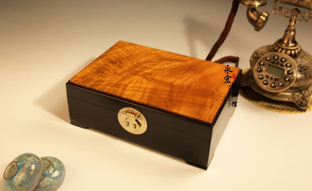 逸品の金樟の黒檀のアクセサリーの箱の赤い木の文は贈り物の宝石箱を