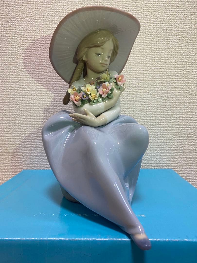 リヤドロ　LLADRO 花の香りにつつまれて　置物　オブジェ　磁器 花の香りにつつまれて | リヤドロ公式オンライン