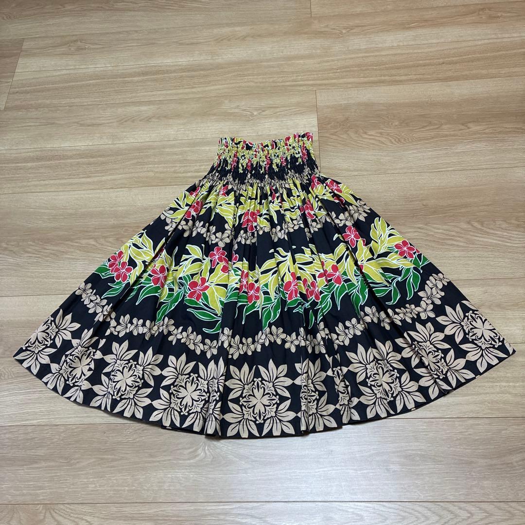 フラダンスパウスカート( 花柄 黒) - メルカリ