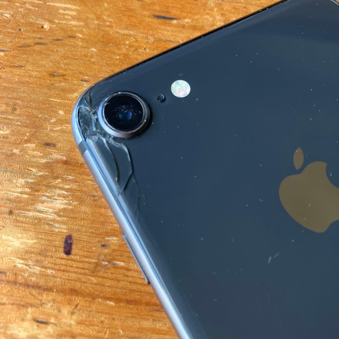 iPhone8 背面カメラ付近に多少の割れあり タッチ認証など、機能不具合