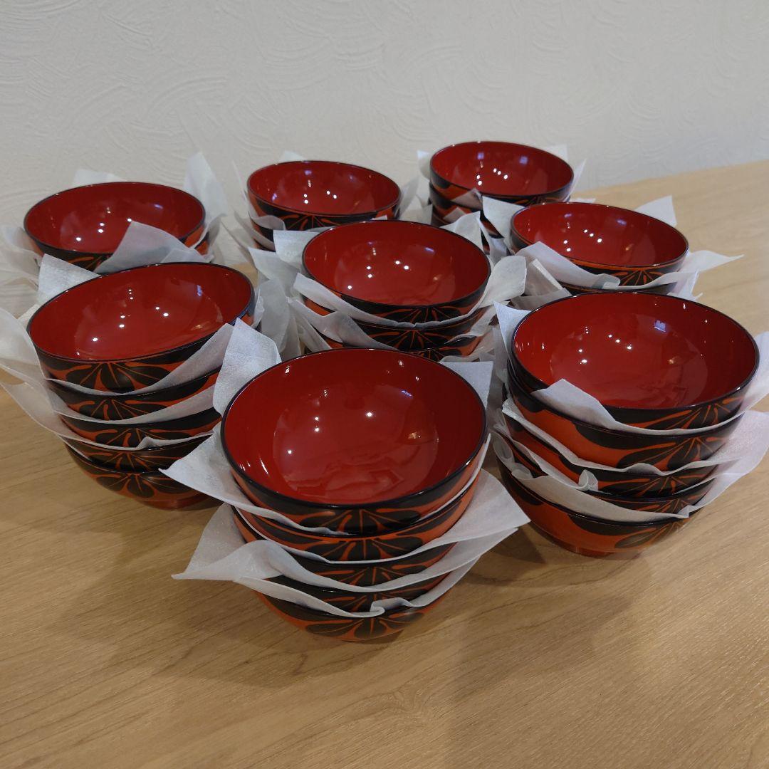 赤い漆器の椀（黒い花模様）40個セット 赤い漆器の椀（黒い花模様）40