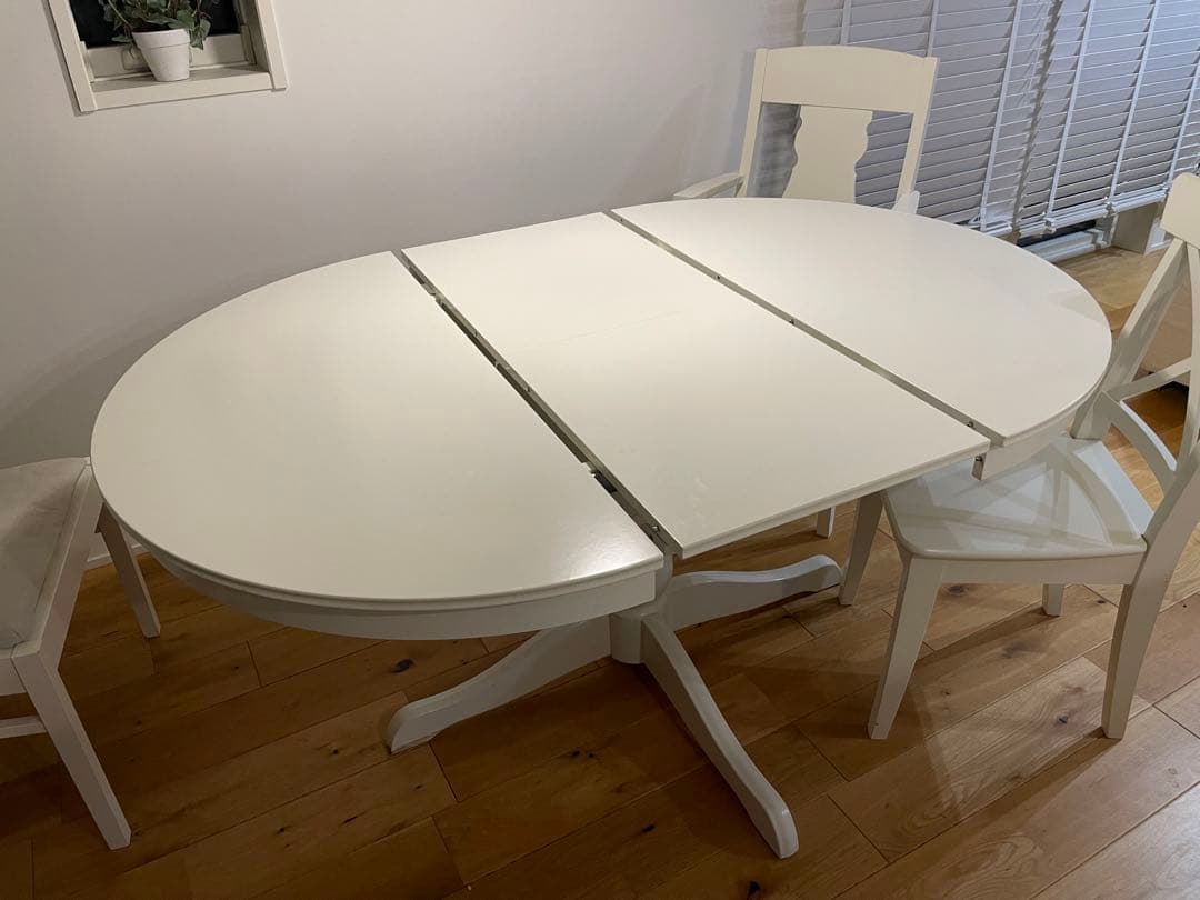 IKEAの拡張型ダイニングテーブルと椅子4脚のセット - メルカリ