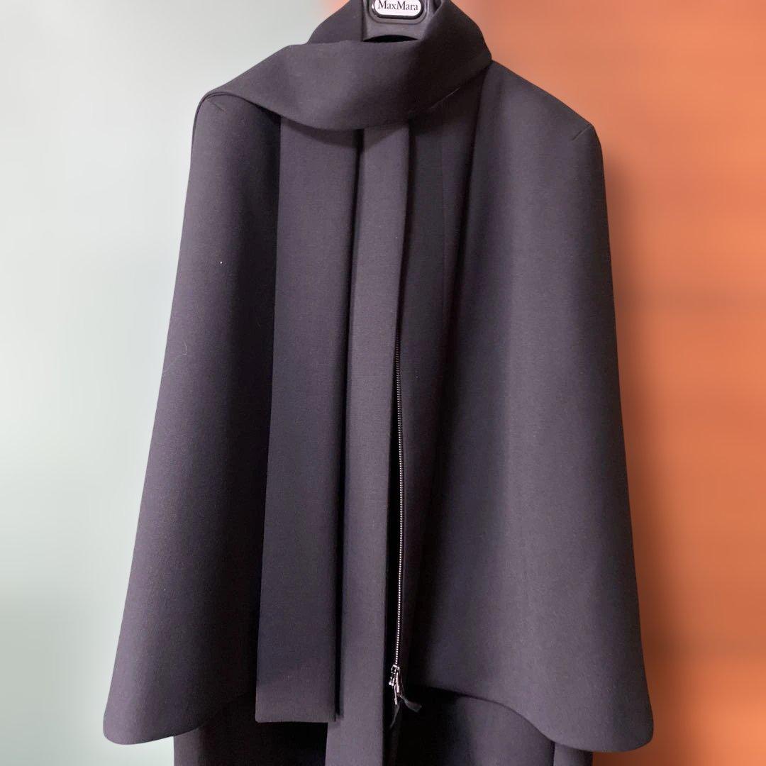 ポールカ 黒ケープ付きコート 42サイズ