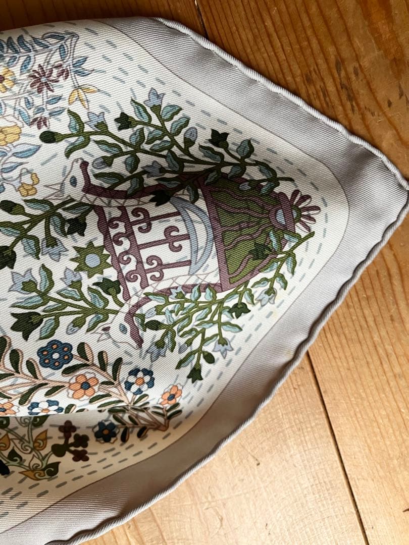 Hermès エルメスカレ90 《 プロヴァンスの花刺繍 》