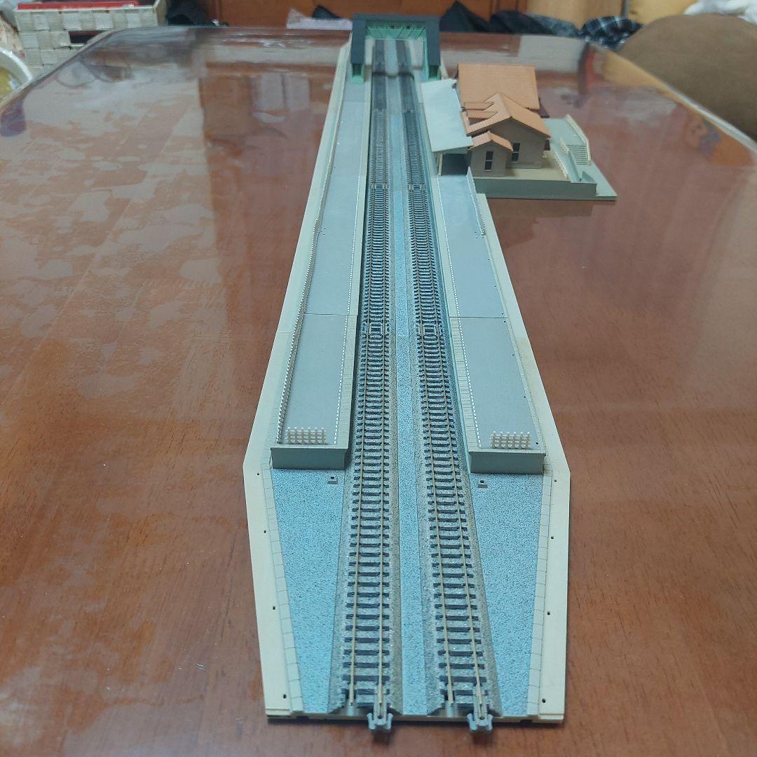 KATO 複線プレート地上駅舎+複線プレート対向式ホーム+跨線橋 - メルカリ