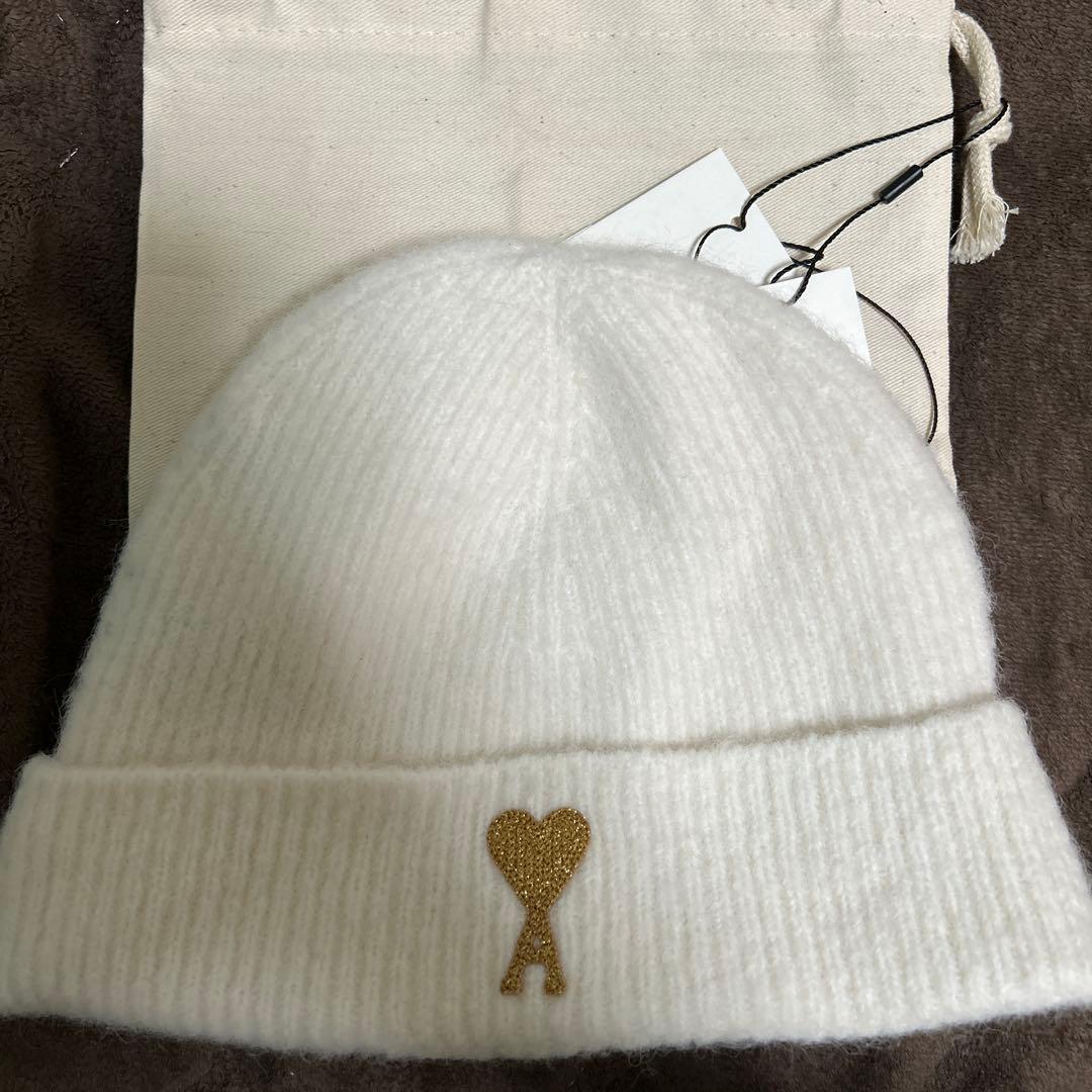 AMI Paris Ami de Coeur ビーニー アイボリー AMI Paris Off-White Ami de Cœur Beanie AMI
