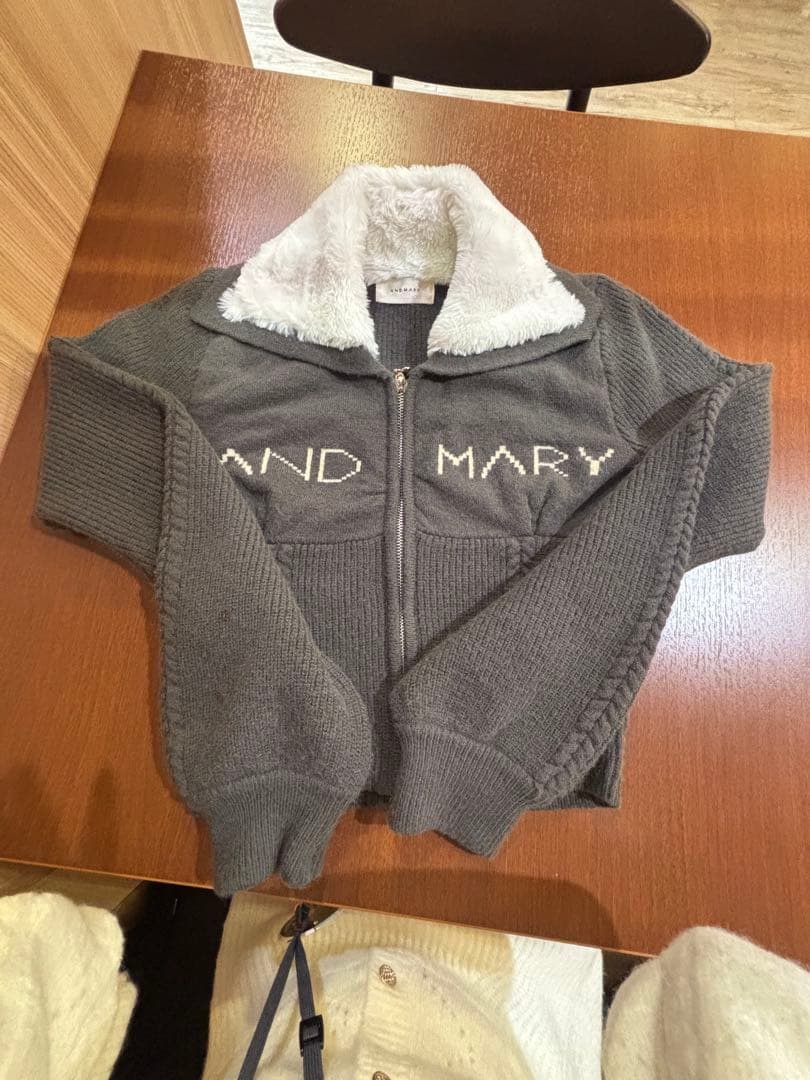 最終値下げ】Mary logo zip tops ANDMARY