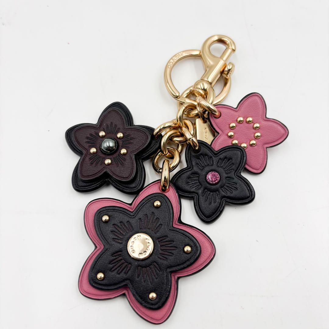 美品✨ コーチ COACH キーホルダー 桜 ティーローズ - メルカリ
