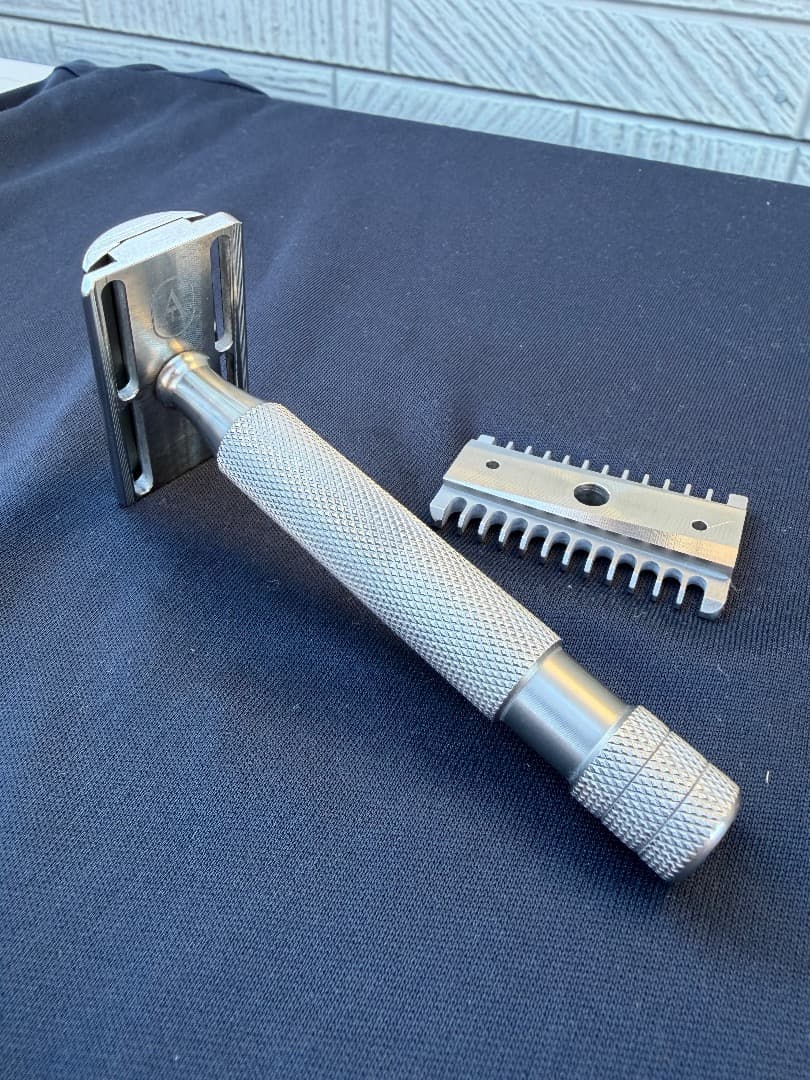 S1 Slant Razor Above the Tie S1両刃カミソリ SB・OC