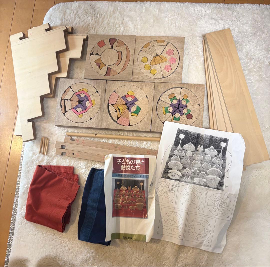 小黒三郎　円びな 五段飾り 小黒三郎 ひな人形 / 円びな五段飾り（小） 普通垂幕（赤） | wg-anne