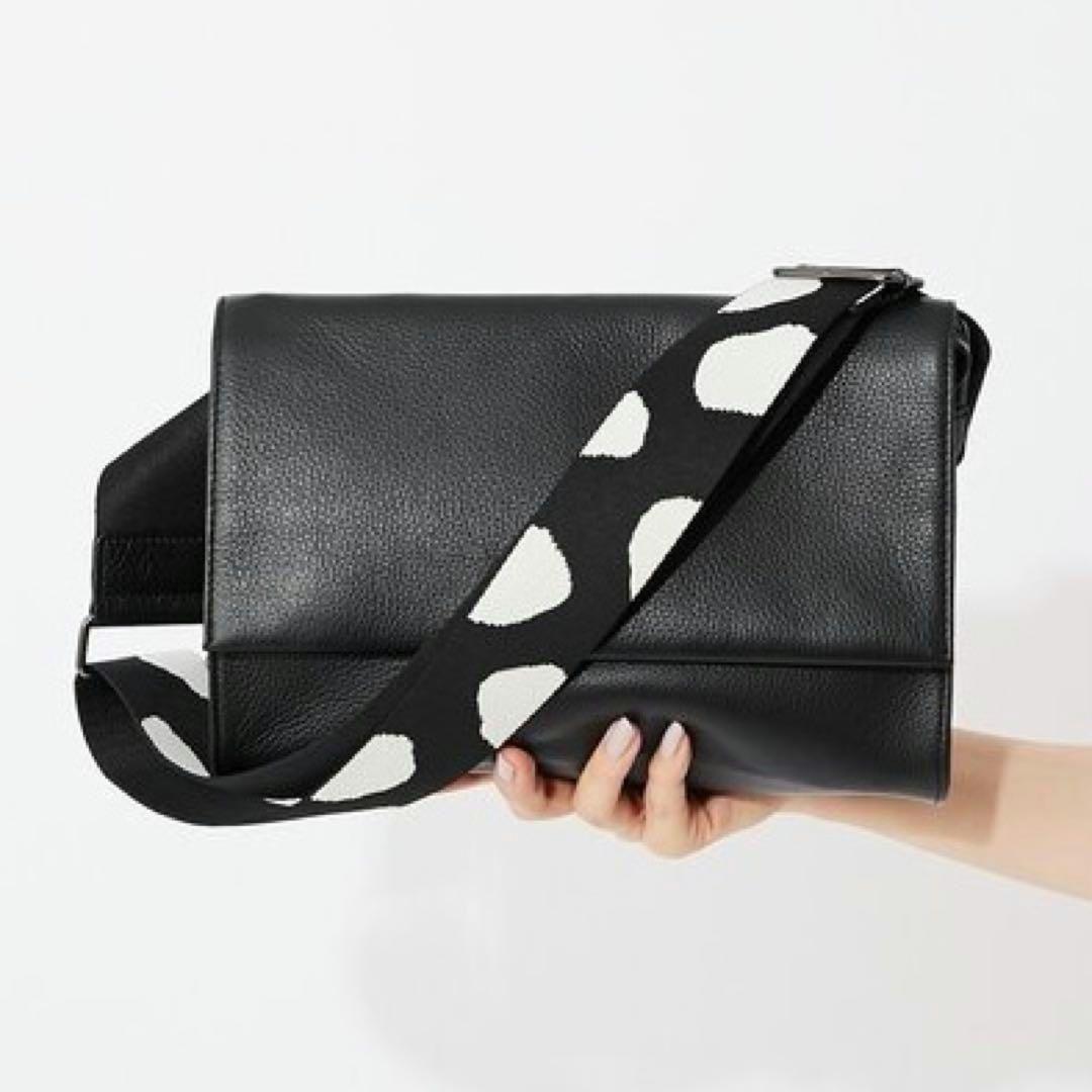 イアパピヨネ 柄ワイドテープショルダーバッグ　ダルメシアン ボディバッグ 黒 イアパピヨネ 柄ワイドテープショルダーバッグ ブラック(ダルメシアン