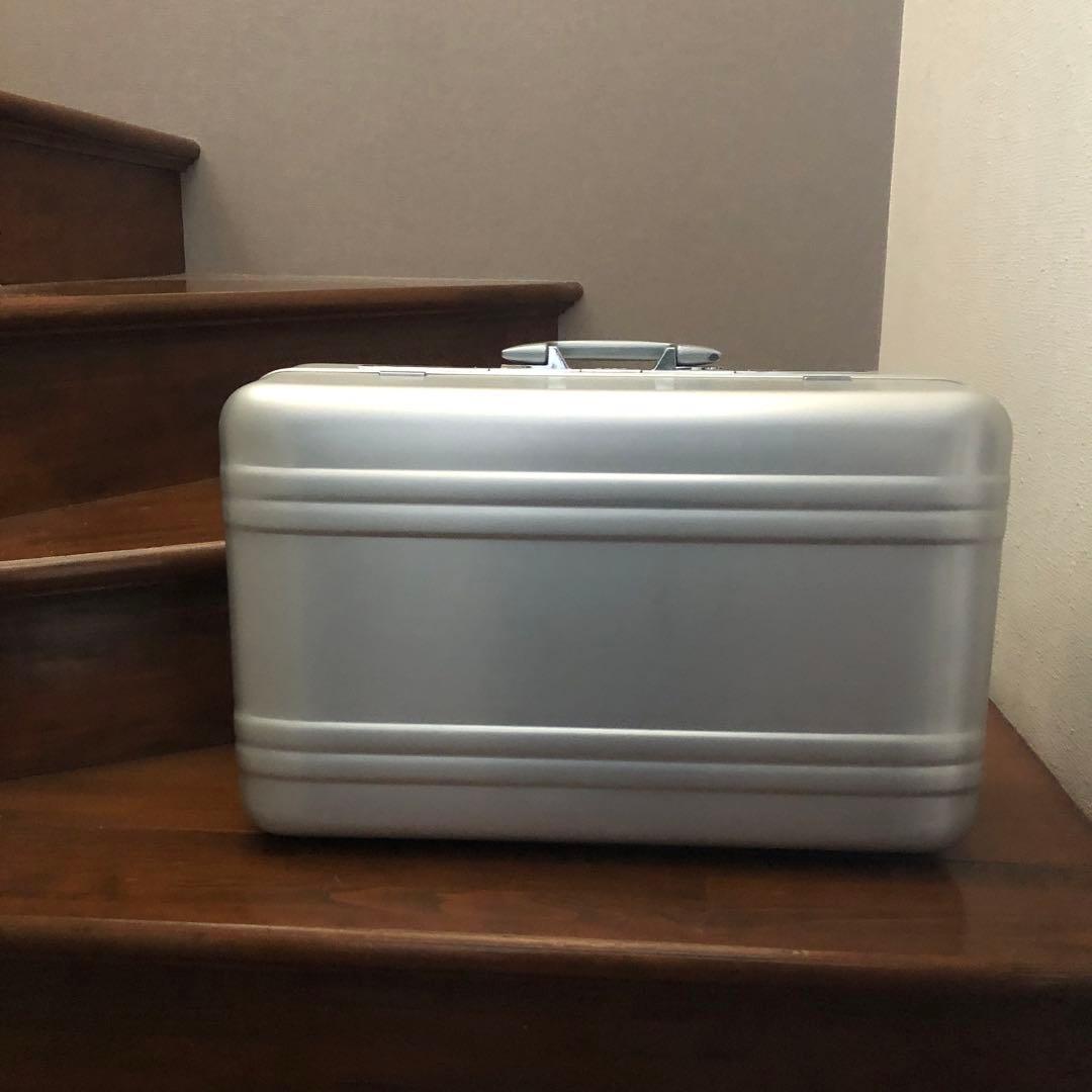 ZERO HALLIBURTON シルバー Geo Aluminum | International Carry-On Case – Zero Halliburton