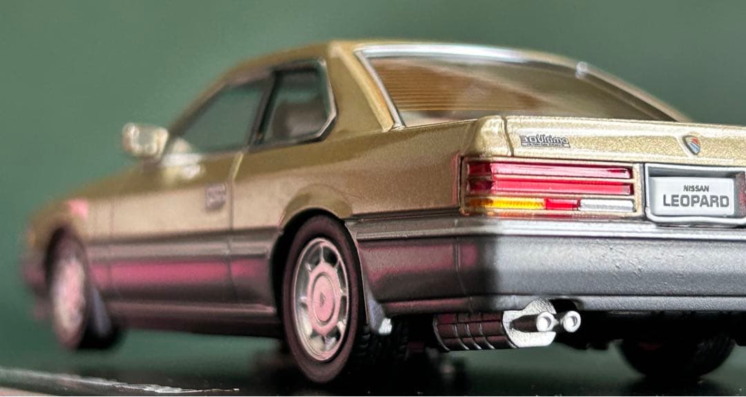 未開封 1/43 DISM F31 レパード ゴールドメタリックツートン 1/24 プリペイントモデル シリーズ F31 レパード アルティマ 前期型