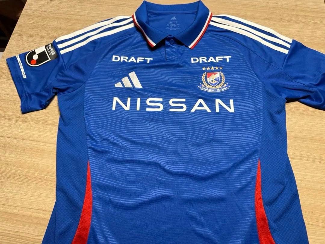 横浜F・マリノス　2025 1stユニフォーム　正規品　角田 涼太郎 2XL トリコロールワン スタジアムショップにて、#角田涼太朗 選手が自らの