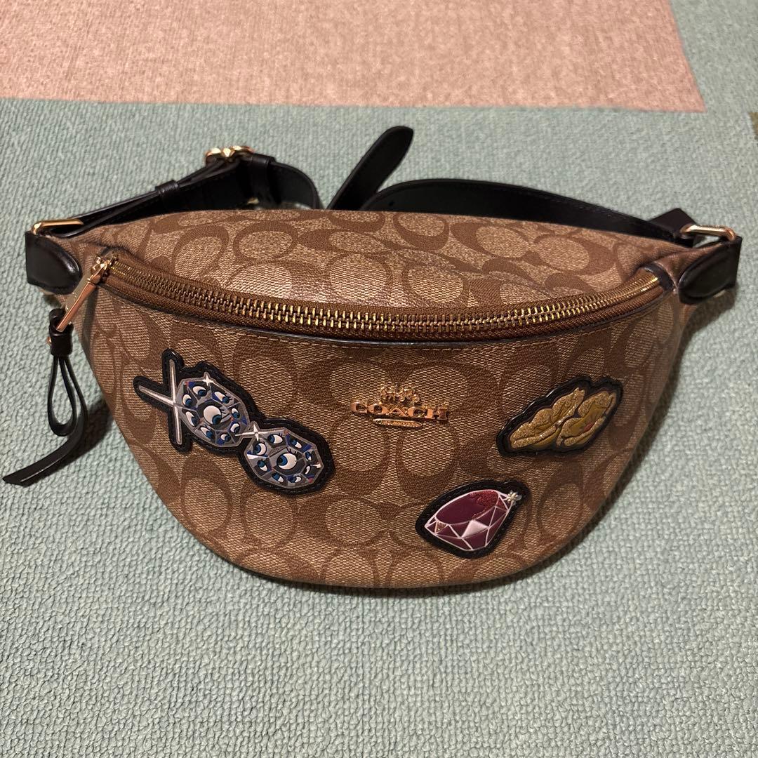 COACH パッチ付きボディバッグ ブラウン Coach Signature Leather Jacquard/Canvas Demi Khaki and Brown