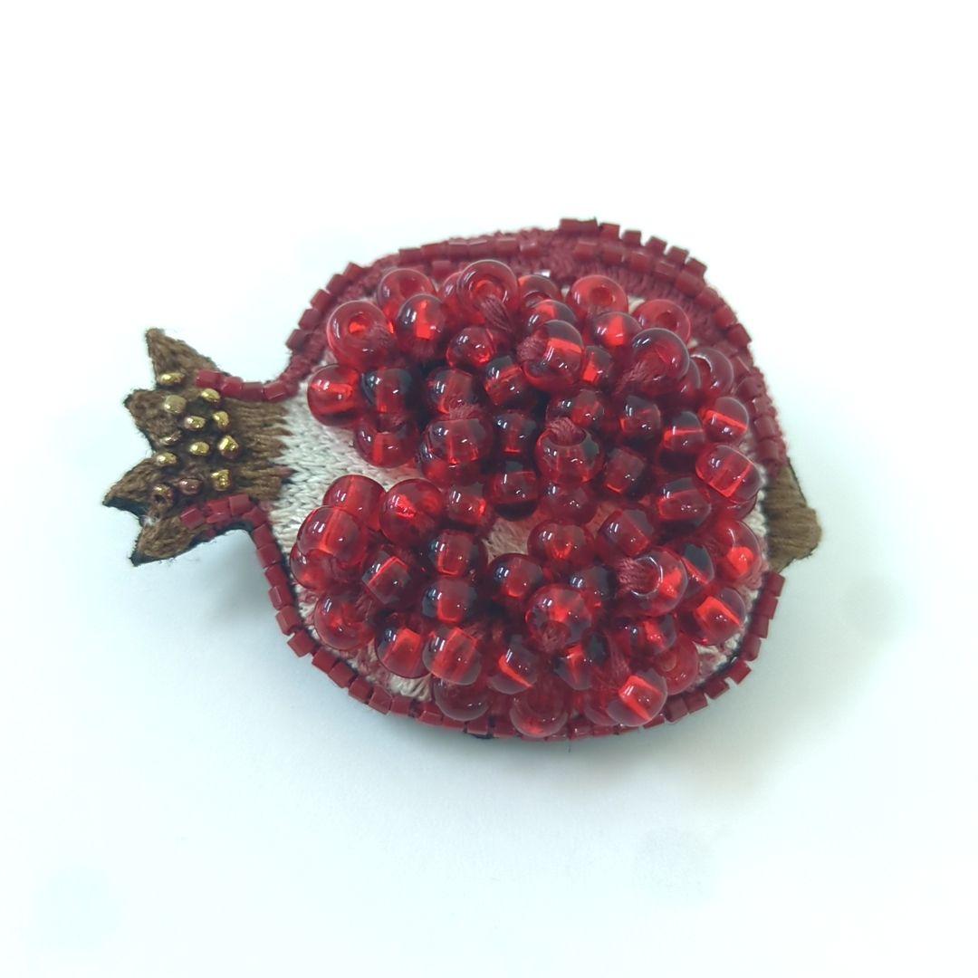 trovelore トロベローレ ブローチ ザクロ ビーズ レッド trovelore トロベローレ ブローチ ザクロ ビーズ レッド | Shop at