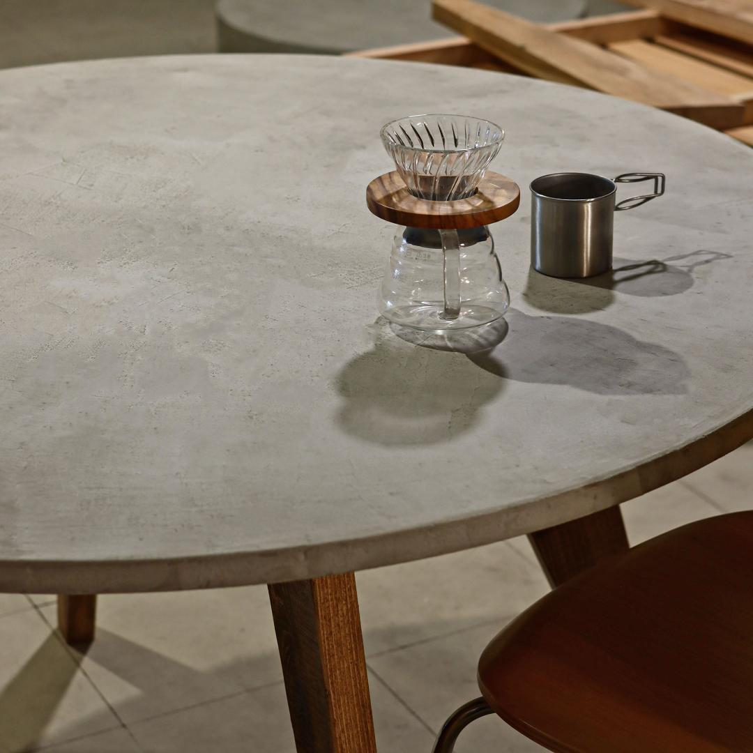 ラウンドテーブル｜ライトグレー｜Φ120cm｜薄塗りモルタル｜ダイニング