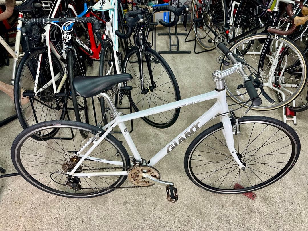 エスケープR3 基本分解発送送料無料！近県の方完成車直接配送等ご相談ください！