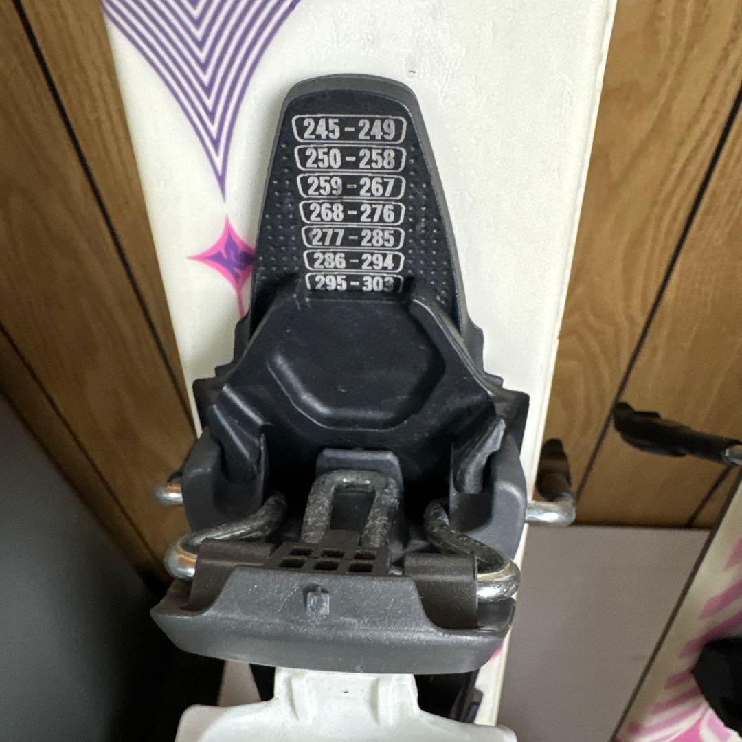 スキー板 ピンクと紫のデザイン 136