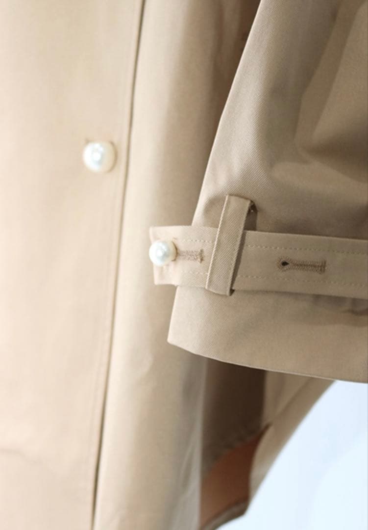 最終お値下】AMLILEパール釦ドルマントレンチコート BEG - メルカリ