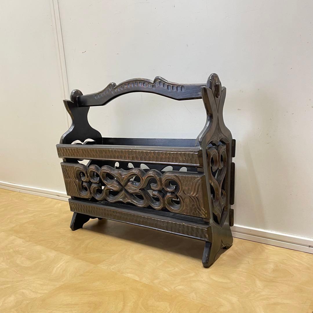 アイヌ 木彫り マガジンラック 木製 ビンテージ レトロ アンティーク 英国のアンティーク家具、天板や棚に物が飾れる木製のマガジンラック(j