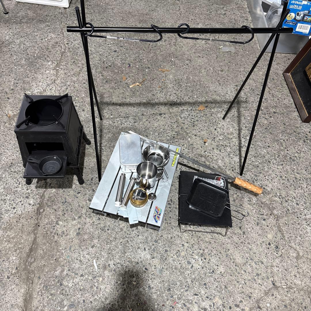 アウトドア用品　薪ストーブ他　まとめ売り コンパクトで‟炎の癒し“が楽しめる3面構造 冬キャンプのお助けギア