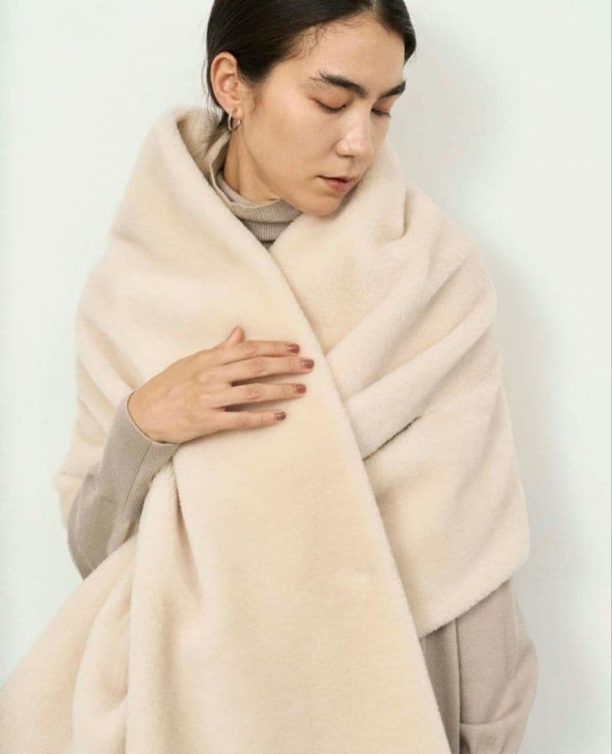 試着のみ完売SOÉJU ソージュ ウールボアケープ　アイボリー　大草直子 試着のみ完売SOÉJU ソージュ ウールボアケープ アイボリー 大草直子