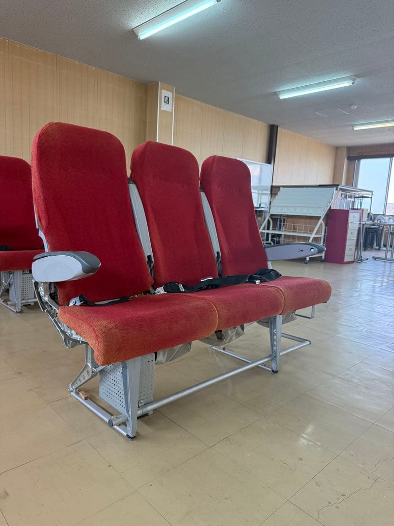 観光専門学校使用品　飛行機　旅客機　椅子　実習用① エアライン学科1年生が東京研修旅行に行ってきました | 札幌観光